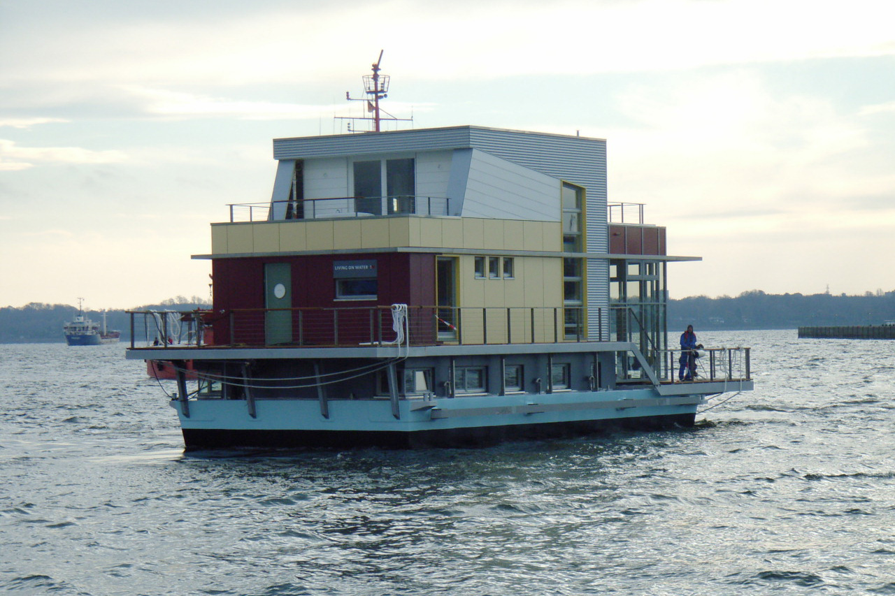 living_on_water_01